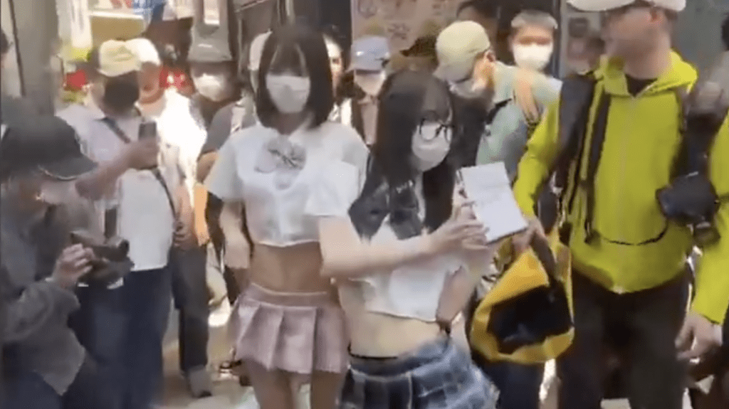 不少熱愛動漫文化的網民痛心斥責，這種行為完全玷污了Cosplay的本意。X@ohlala573影片截圖