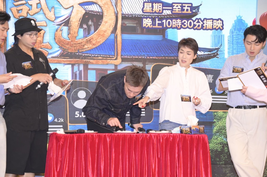 朱敏瀚玩游戏不顾仪态。