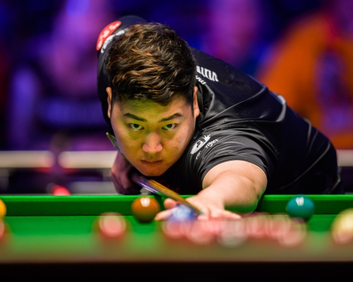 颜丙涛在冠中冠桌球赛事表现出色，气走沙比 打入四强。Worldsnooker官方Twitter图片