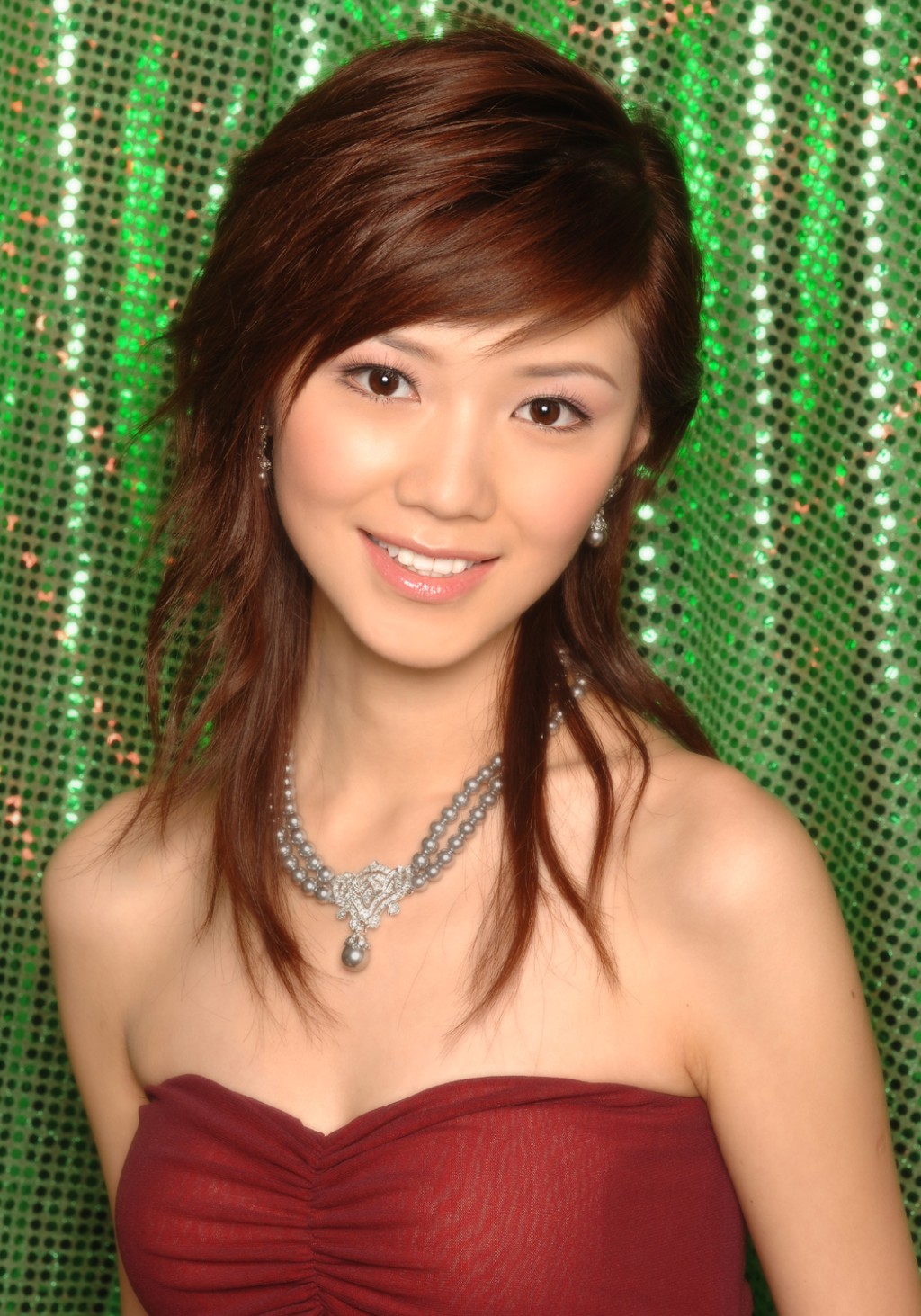 倪晨曦年仅18岁时，夺得2005年多伦多华裔小姐冠军。