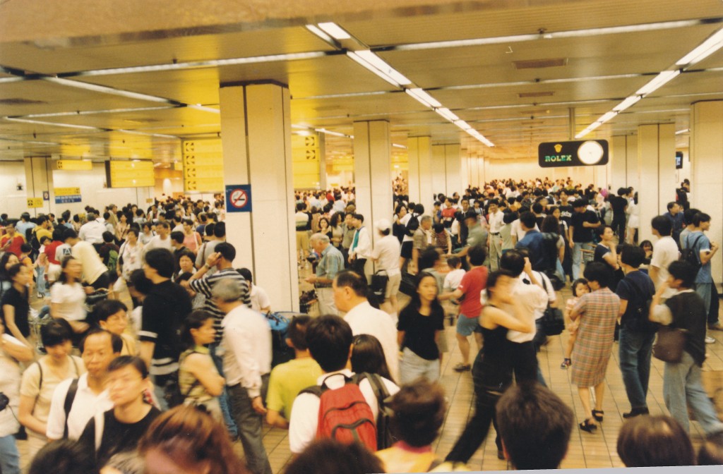 1998年7月5日、启德机场运作最后一天、在离境大堂挤满旅客。资料图片
