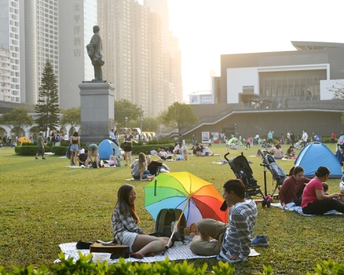 天文台預料本港地區今日下午短暫時間有陽光，最高氣溫約23度。