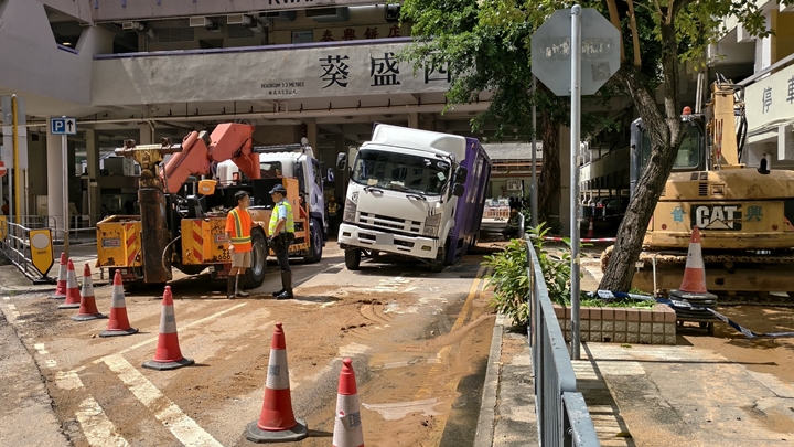 葵盛西邨爆地下食水管，有貨車因路陷被困。