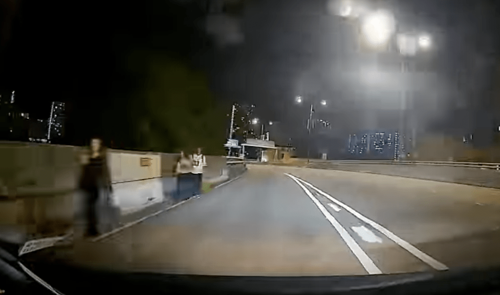 司機見狀立即減速,車上兩人同時譁然,有人驚呼「WTF」。Threads@Fishwith.kyu 司機見狀立即減速,車上兩人同時譁然,有人驚呼「WTF」。Threads@Fishwith.kyu