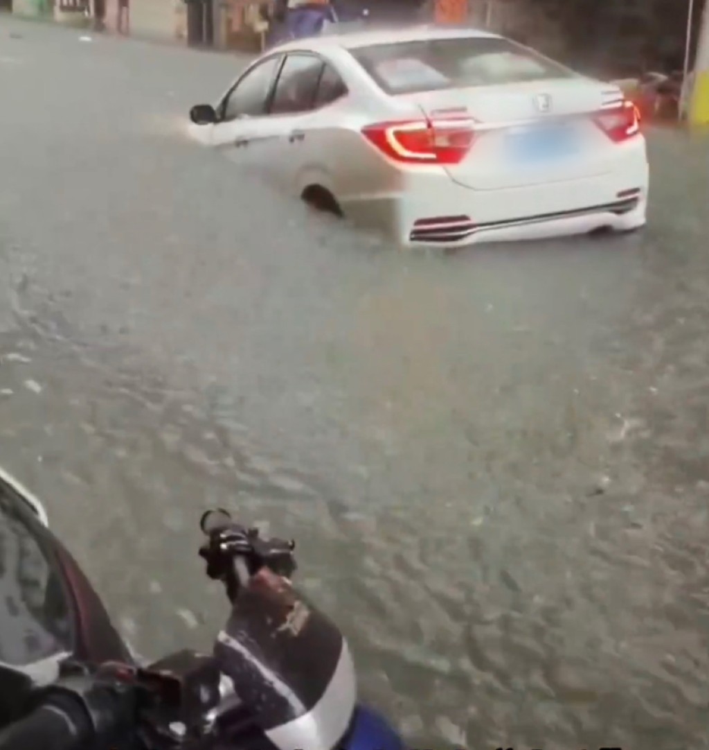 东莞暴雨，汽车被水冲走。
