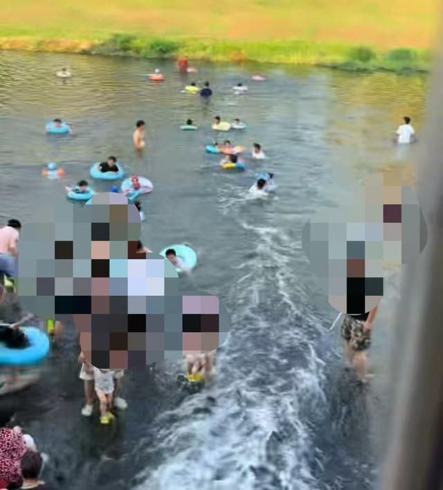 大人與小孩在水中嬉戲玩耍的畫面。大風新聞 大人與小孩在水中嬉戲玩耍的畫面。大風新聞