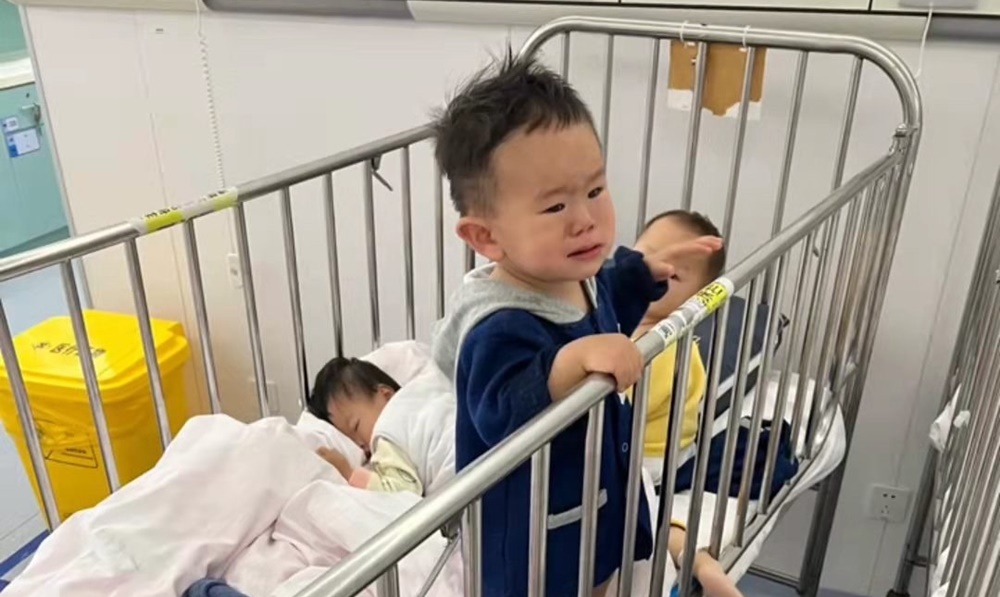 幼兒哭鬧的照片和視頻近日在網上流傳。互聯網圖片
