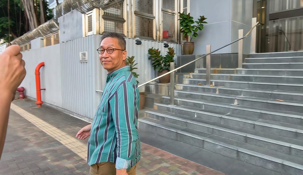 潘焯鴻離開西九龍警察總部。黃文威攝 潘焯鴻離開西九龍警察總部。黃文威攝
