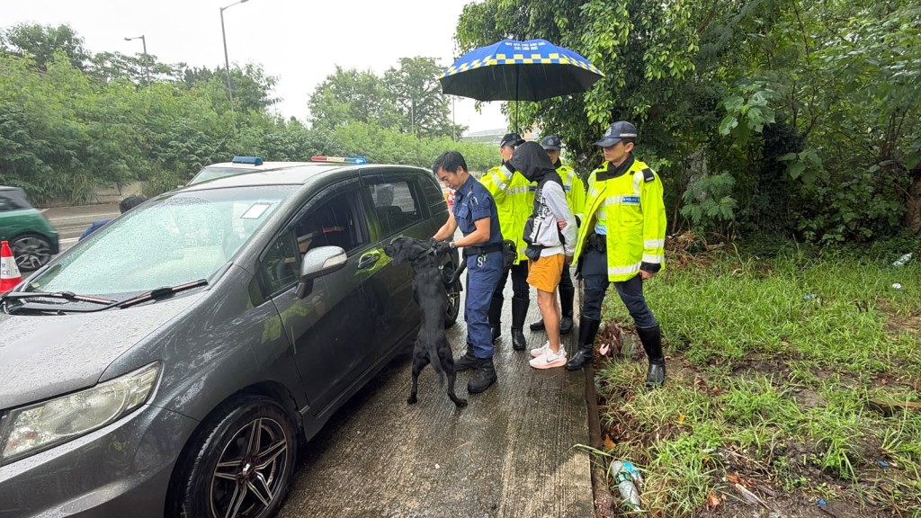 人押同男司機搜車。 人押同男司機搜車。