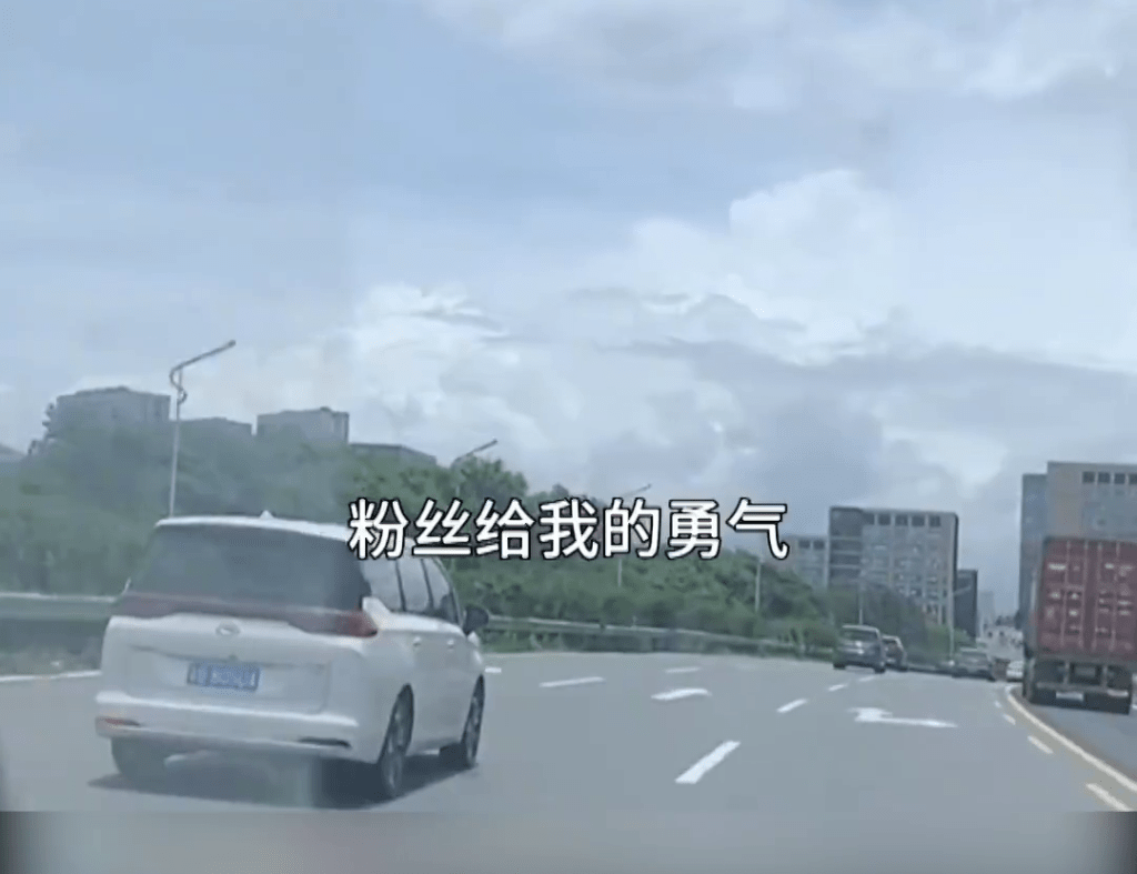 深圳救護車高速上直播飆車「爬頭」。