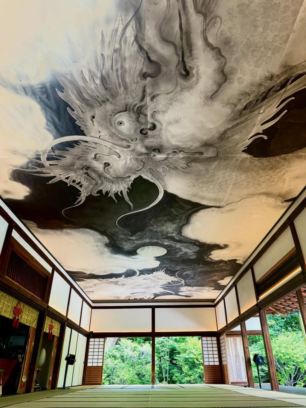 西来院以本堂天井上巨大的白龙壁画闻名。Instagram@seiraiin