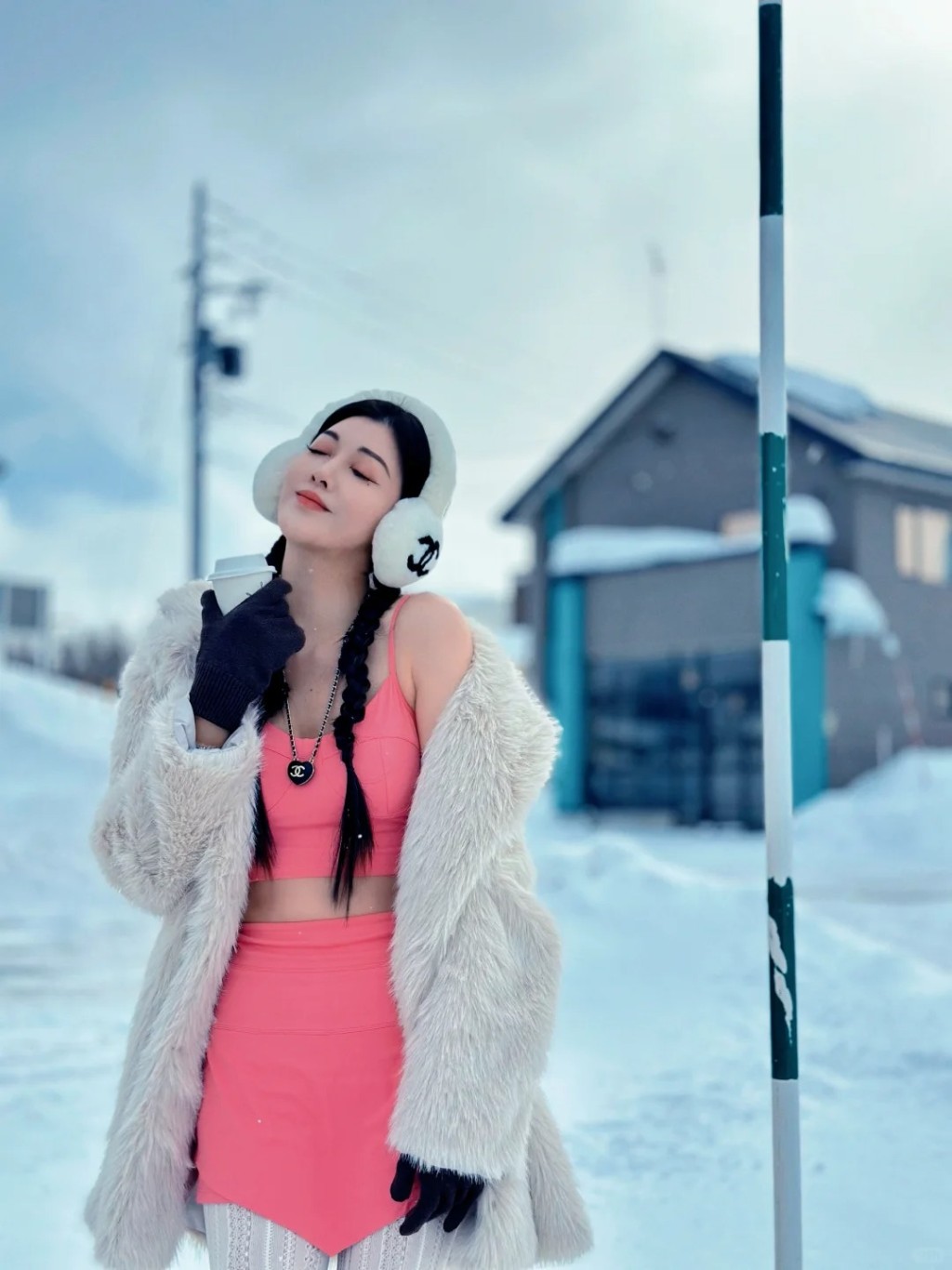 李彩華穿著性感在雪地上打卡。