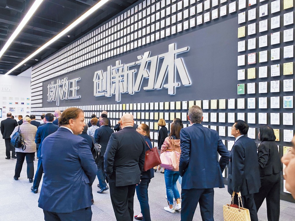 參訪團到深圳比亞迪總部,展示牆上有數以千計的專利證書。