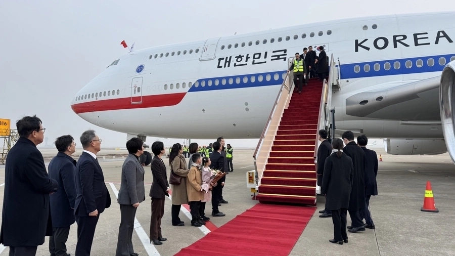 李在明乘专机抵达上海。 解放日报