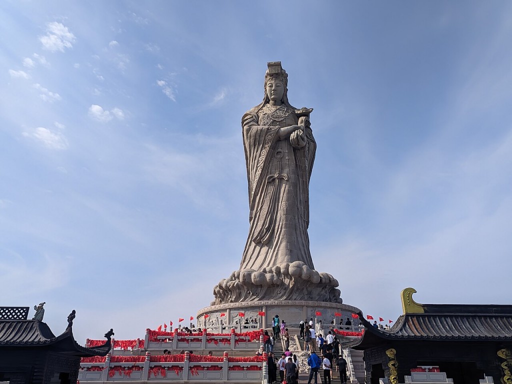 坐落于天津妈祖文化园的巨型妈祖雕像