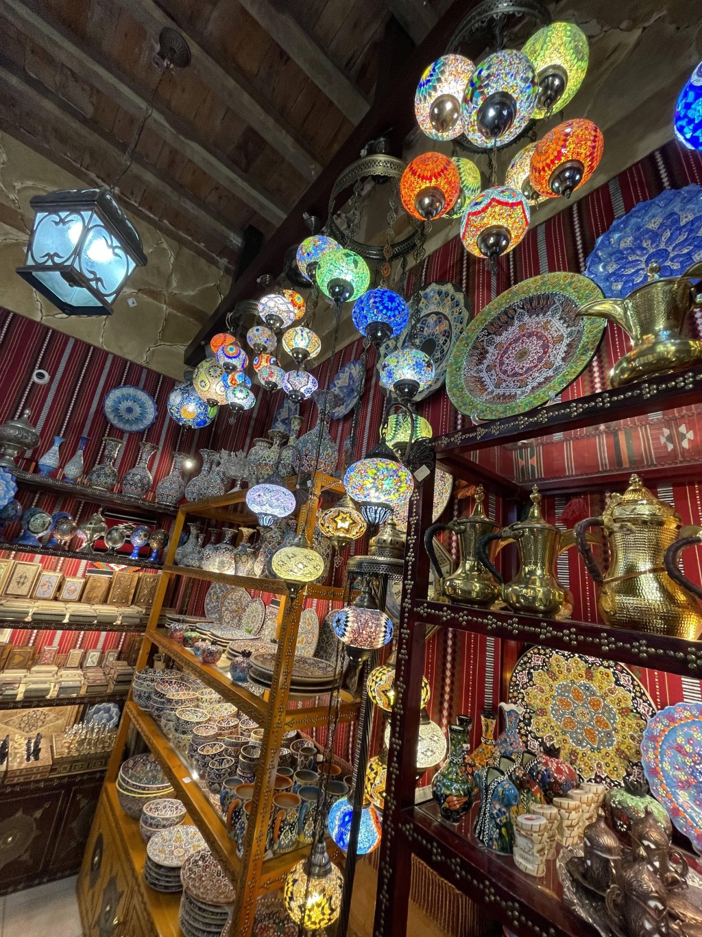 传统市场内亦有中东灯售卖，做手信一流。