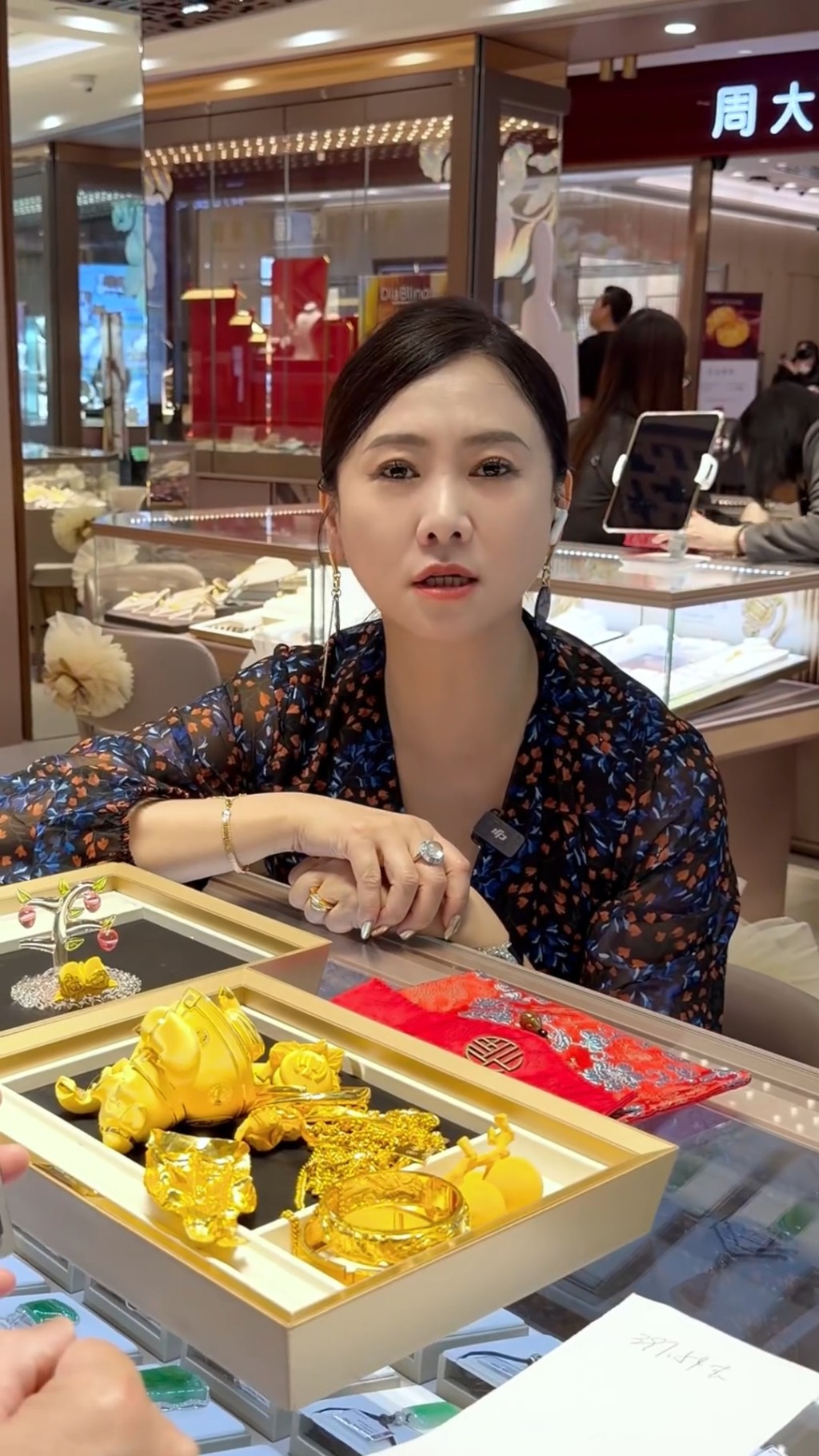 翁虹近日現身金舖,更聲稱有一個儲金大計。 翁虹近日現身金舖,更聲稱有一個儲金大計。