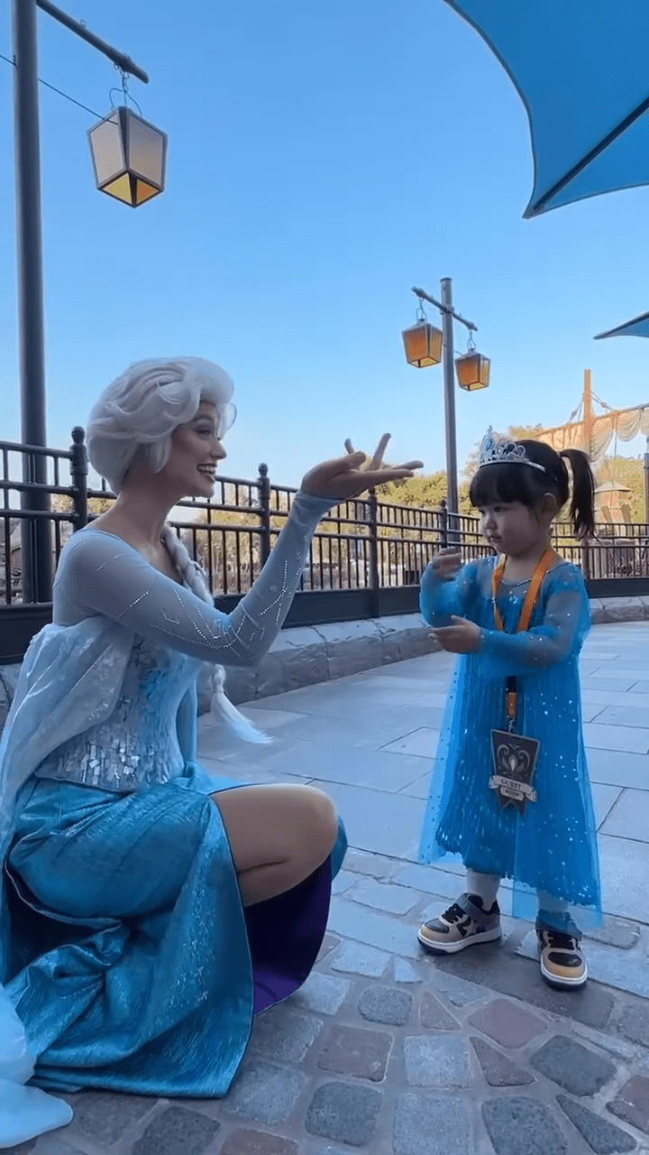 獲得Elsa教做變冰的手勢。