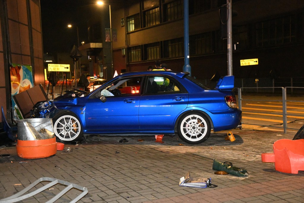私家車失控剷上行人路。蔡楚輝攝 私家車失控剷上行人路。蔡楚輝攝