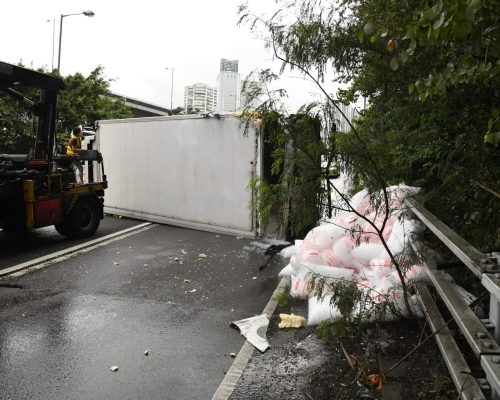 荃灣運冰車疑避車撞壆翻側。