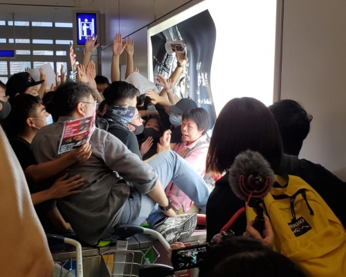 有旅客與示威者發生爭執