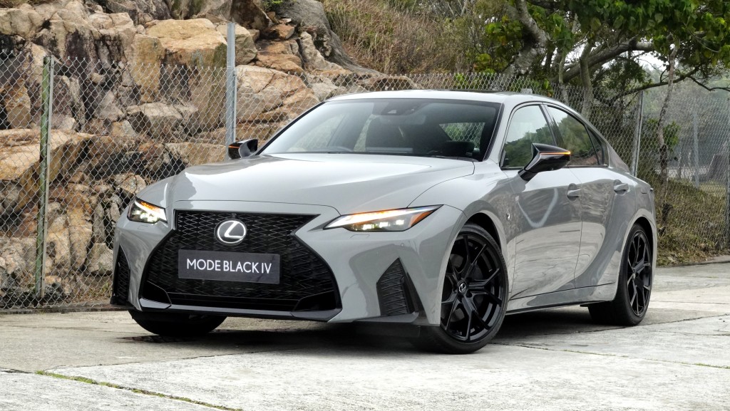 凌志LEXUS IS300h F Sport特別版香港試駕，特別版擁有Titanium Carbide Gray專屬灰色車身包裝。