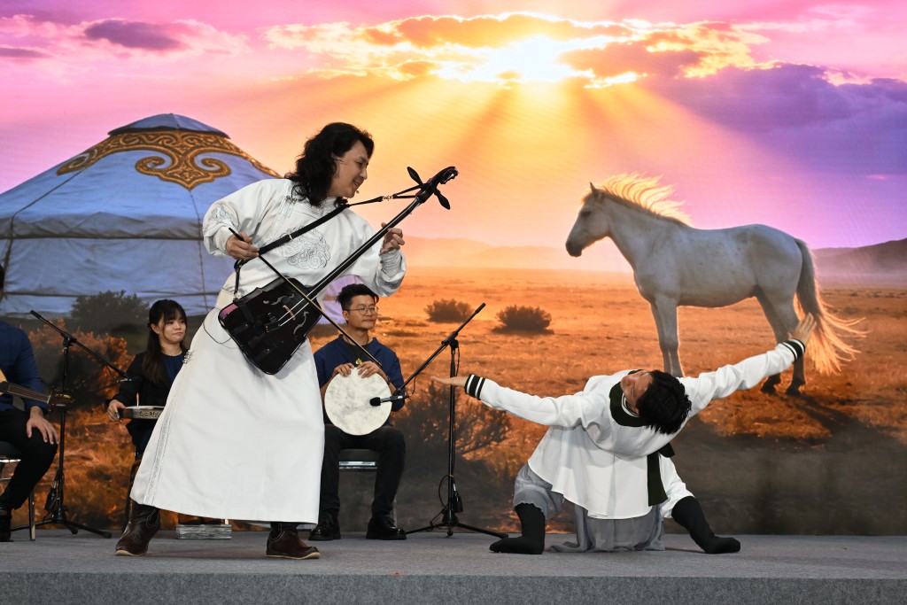 《絲路迴響．胡樂新聲》音樂會的表演者演出音樂會選段。