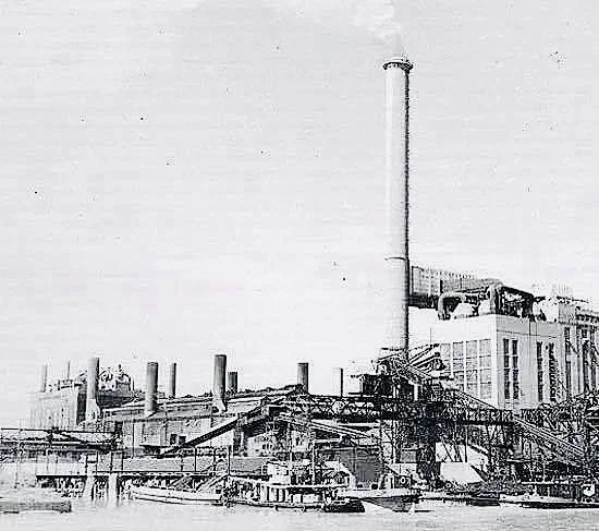 1933年建的楊樹浦電廠的105米烟囱,是當時上海的最高建築。小紅書@橫馬路 豎馬路 1933年建的楊樹浦電廠的105米烟囱,是當時上海的最高建築。小紅書@橫馬路 豎馬路