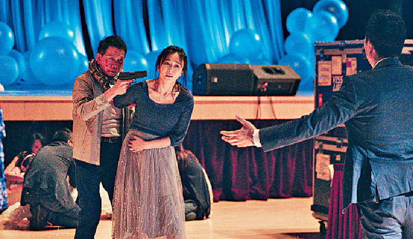 ■袁富華挾持秦嵐，引發連串爆炸場面。