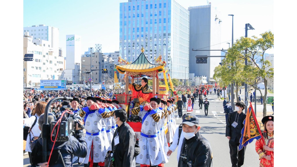 前面10个，后面6个，共16人为福山雅治抬桥！