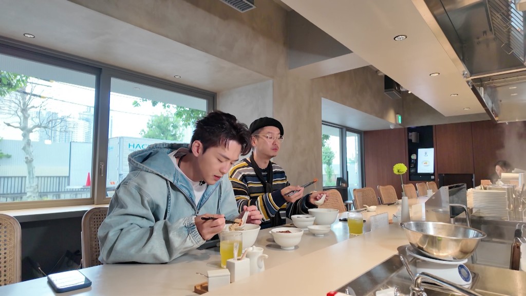 阮浩棕品嚐鰻魚拉麵。 阮浩棕品嚐鰻魚拉麵。