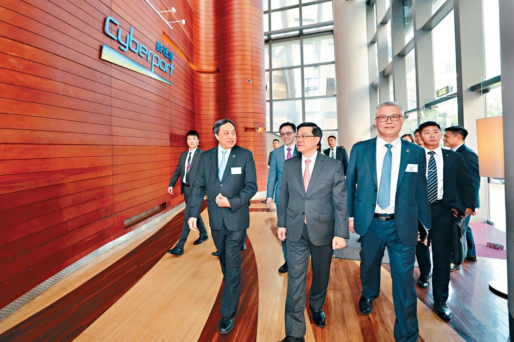 李家超昨到數碼港視察人工智能超算中心和人工智能實驗室。