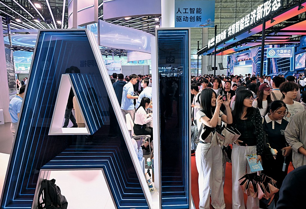 上月在福州舉行的數字中國建設峰會，展示各種AI產品。