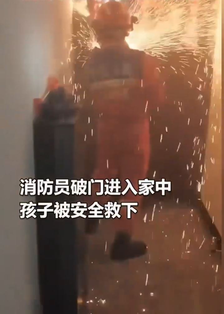 消防爆门入屋救人。