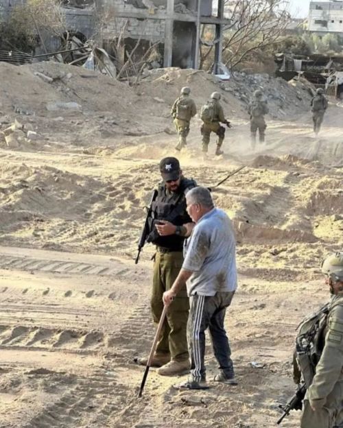 以军拍摄了这张在加沙「扶老人过马路」照片。
