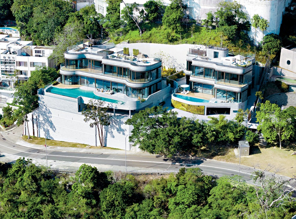 深水灣道6號兩幢獨立屋獲一名豪客斥資22億元購入，呎價約14.7萬元。