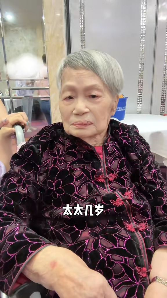 王祖蓝问：「太太几岁？」