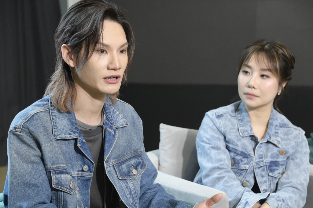 Jeremy指小龍教他用舞台劇式唱法，所以拋卻歌手唱腔是今次最大挑戰。