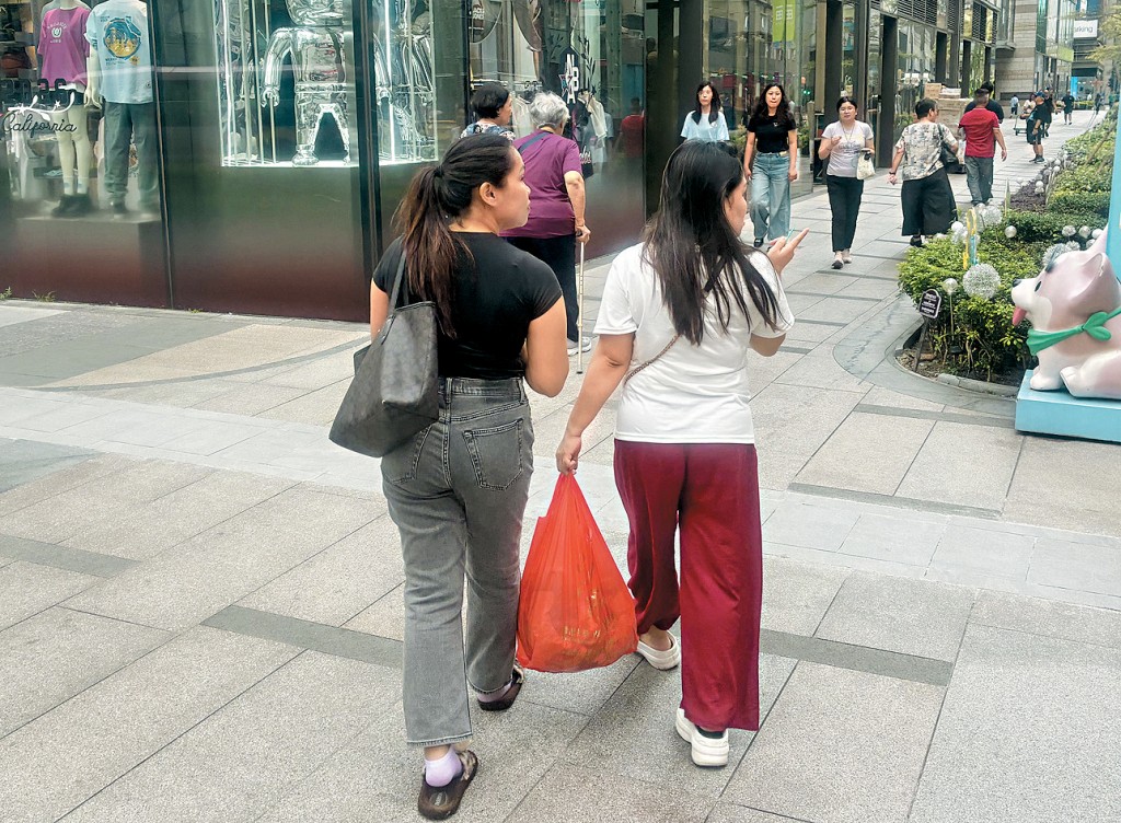 消委會每年均接獲逾100宗有關外傭中介公司投訴，涉及選定的外傭接連爽約、外傭的語文能力不符預期等。