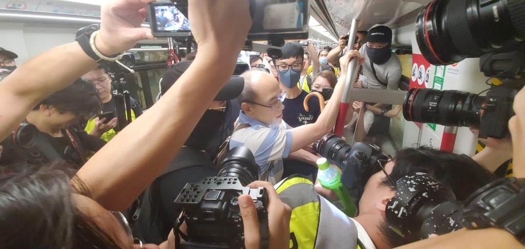 謝振中表示,昨晚有休班港鐵站長,一度在寶琳站被圍困和拳打腳踢。資料圖片
