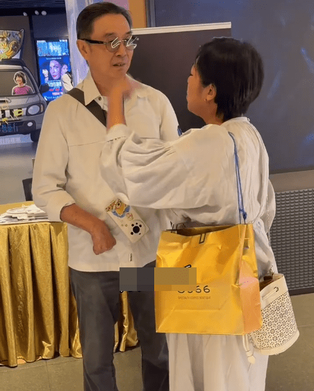 劉松仁的右手一直維持僵硬狀態，有網民憂心他經歷了二度中風。