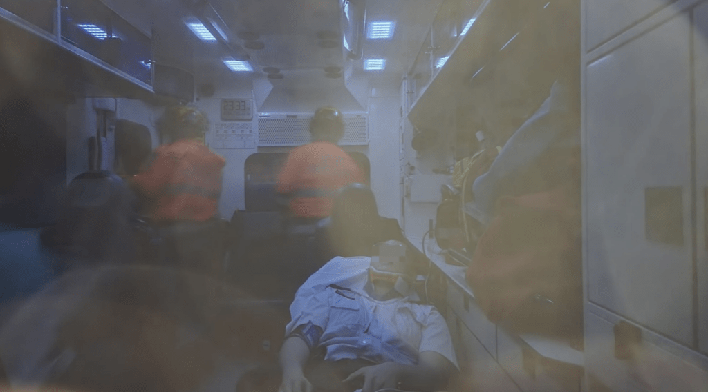 一名傷者躺在救護車上。黎志偉攝