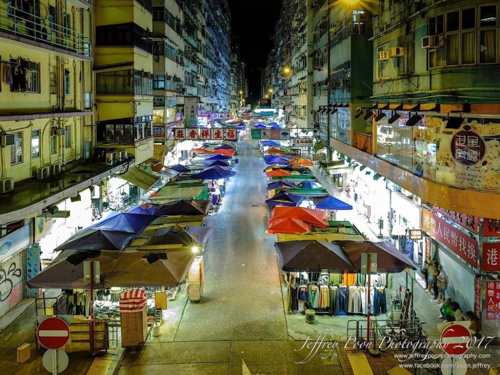 潘志良另一幅作品，在天橋上俯瞰旺角女人街。潘志良作品