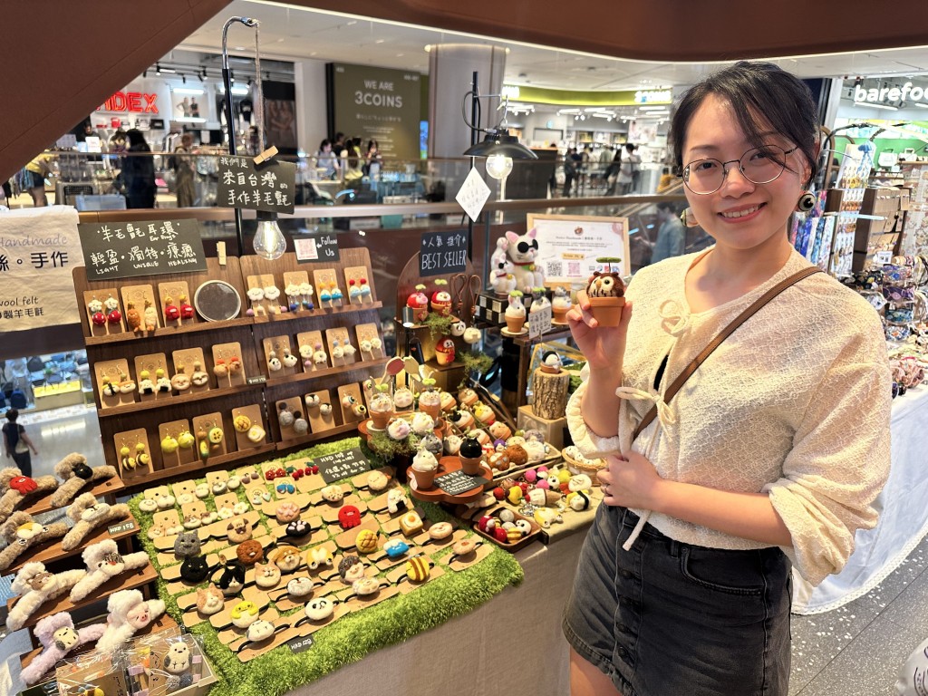  阿萱經營自家手作品牌「羅緹絲手作」，主攻手造羊毛氈公仔。