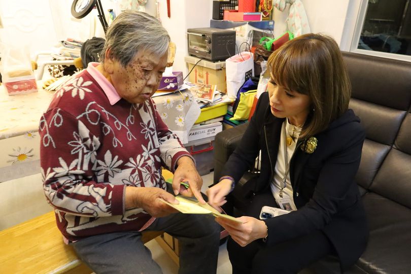被没收炒栗子车的94岁陈婆婆，事后获立法会议员江玉欢探望。江玉欢fb图片
