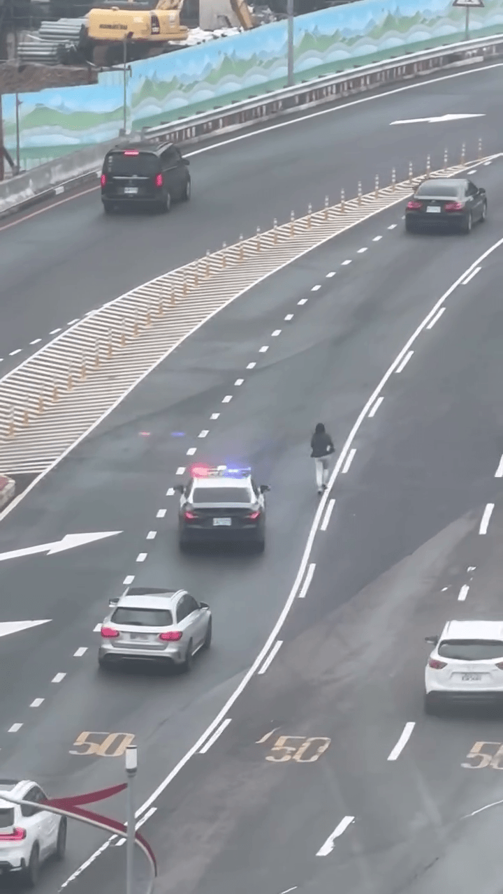 警員再次鳴笛示警。