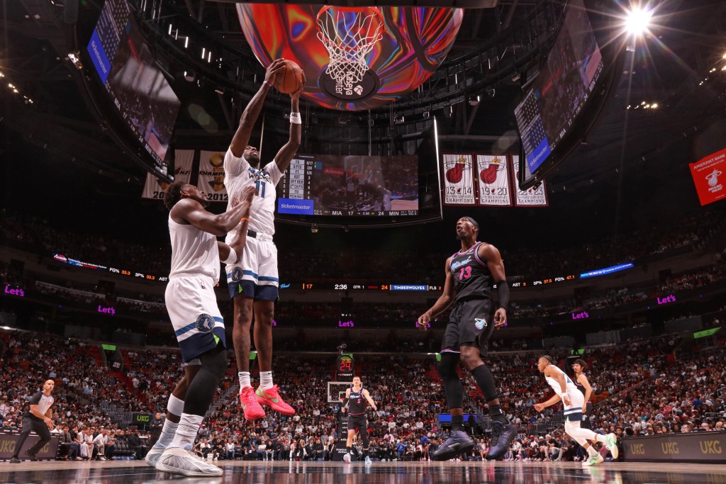 长人列特攻下29分。法新社