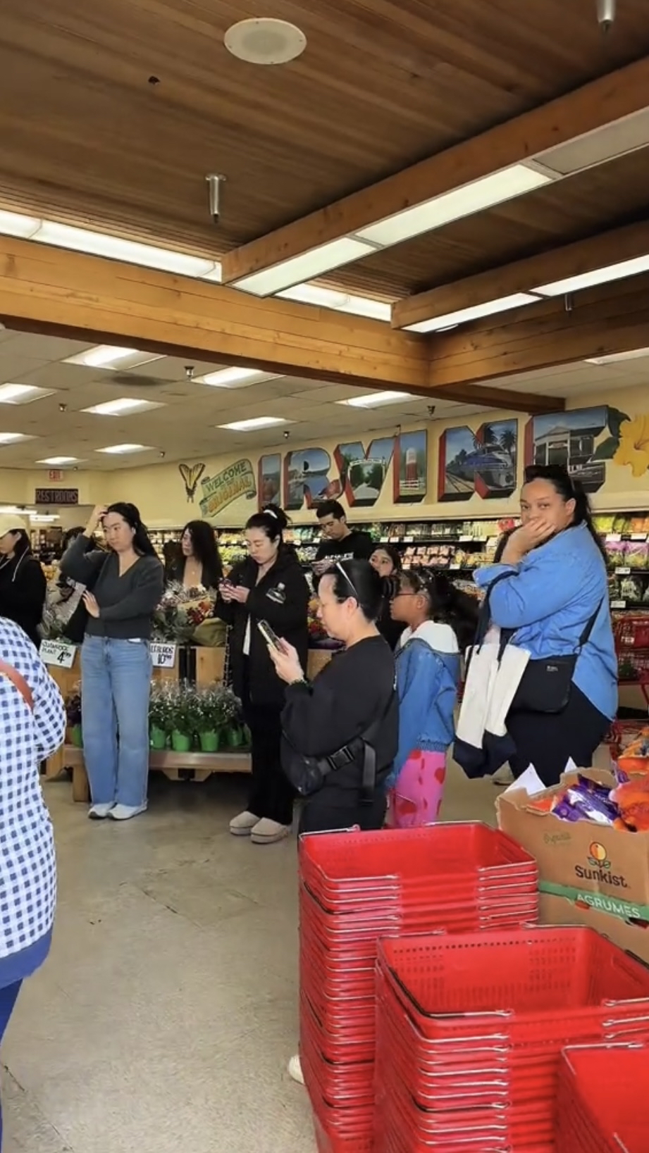 民眾在Trader Joe's圍觀排隊等買環保袋。 TikTok