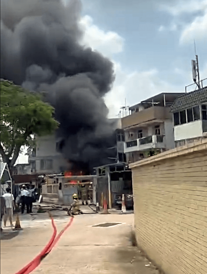 村屋起火冒煙。fb：元朗鄉約