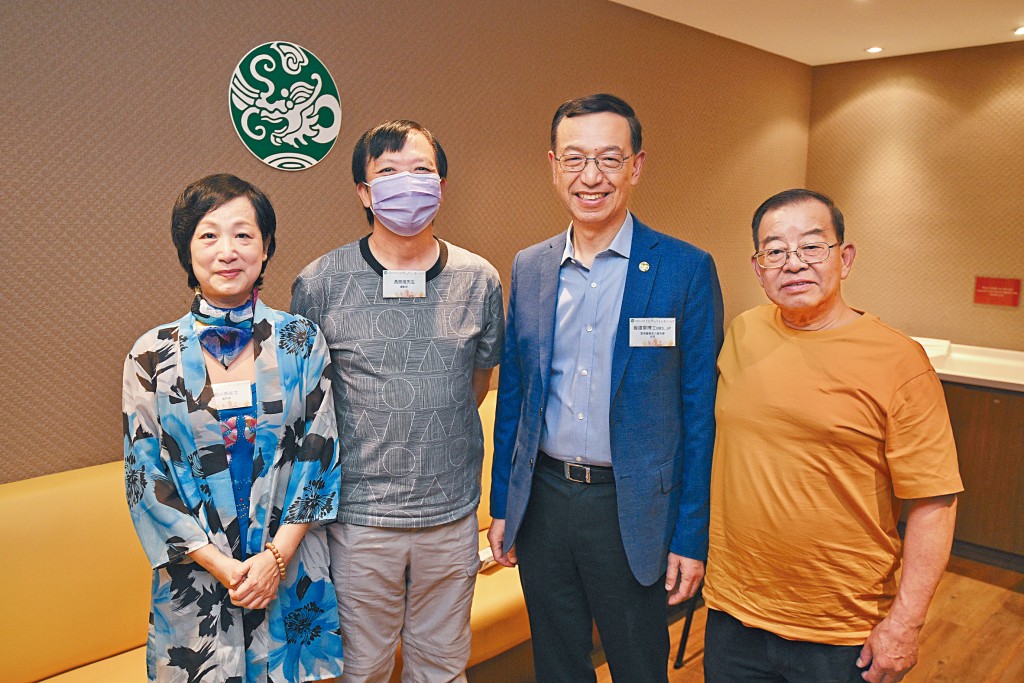 （左起）照顧者鄺小燕、馮景煌、耆康會主席麥建華博士 BBS, JP及郭紹恩於「智樂人生」啟動禮後，一同分享「耆影俠」拍攝過程及得着。